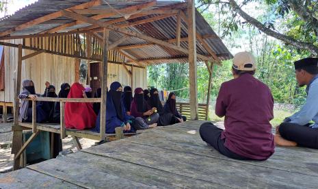 Laznas BMH menghadirkan program edukasi literasi untuk santri di dua lokasi di Maros, Sulawesi Selatan, Rabu 22/3/2023.