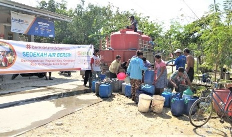 Laznas BMH menyalurkan air bersih kepada warga Rejosari.