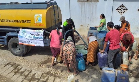 Laznas BMH menyalurkan bantuan air bersih kepada warga Trenggalek yang mengalami kekeringan.