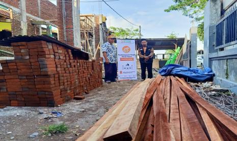 Laznas BMH menyalurkan bantuan material untuk renovasi Masjid Nurul Taqwa, yang usianya sudah 85 tahun,  di Desa Bontomanai, Kecamatan Bejeng Barat, Kabupaten Gowa, Sulawesi Selatan.