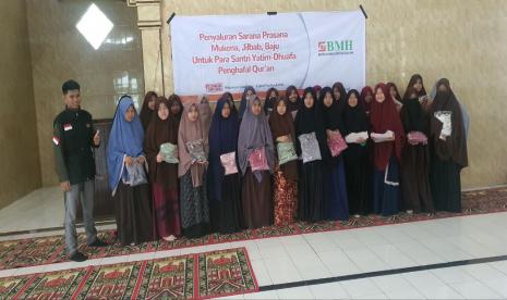 Laznas BMH menyalurkan bantuan perlengkapan ibadah kepada 500 santri dhuafa penghafal Quran yang tersebar di tiga pesantren di Bengkulu.