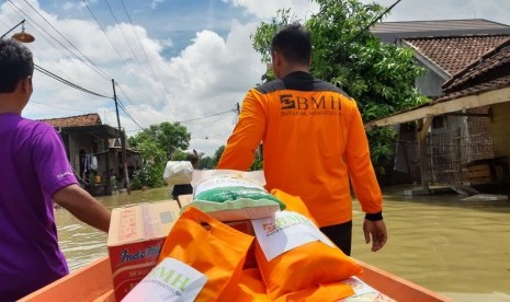 Laznas BMH menyalurkan bantuan untuk korban bencana banjir di Gresik Selatan.