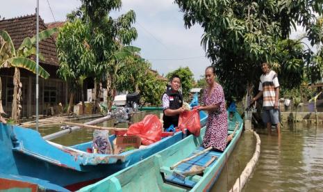 Laznas BMH menyalurkan bantuan untuk warga penyintas banjir di Kecamatan Gabus, Kabupaten Pati, Jawa Tengah, Senin (9/1/2022).