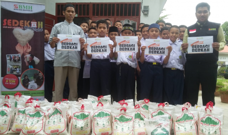 Laznas BMH menyalurkan beras ke pesantren tahfizh di Deli Serdang, Sumatera Utara.