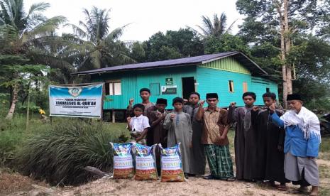 Laznas BMH menyalurkan beras untuk santri di Pesantren YABIS Takhassus Alquran Sajau, Jalan  Mahakam RT 12 RW 02 Desa Wonomulyo,  Kecamatan  Tanjung Palas Timur,  Kabupaten  Bulungan Kalimantan Utara, Rabu (28/9/2022).