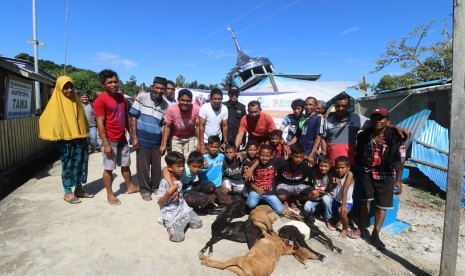 Laznas BMH menyalurkan hewan kurban ke Desa Dowora, Halmahera Selatan.