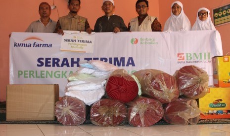 Laznas BMH menyalurkan perlengkapan ibadah di dua masjid di Jakarta Utara (7/6).