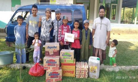 Laznas BMH menyalurkan sembako untuk santri Pesantren Hidayatullah Gorontalo Utara, Provinsi Gorontalo, Selasa  (27/9/2022).