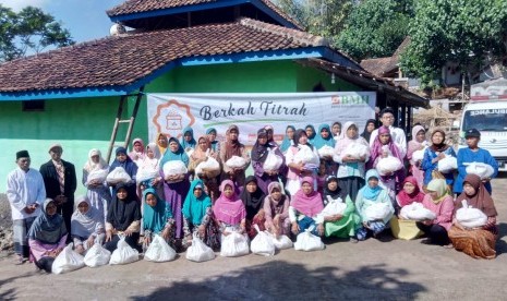 Laznas BMH menyalurkan zakat fitrah kepada masyarakat yang tinggal di wilayah Gunung Kidul.