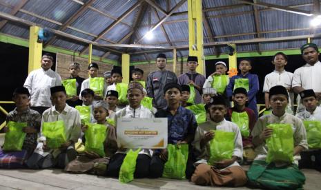 Laznas BMH menyerahkan bantuan sarung dan hygiene kit kepada 36 santri Panti Asuhan Tunas Bangsa,  di Aek Tapa Kelurahan Ujung Bandar,  Kecamatan  Rantau Selatan,  Kabupaten Labuhanbatu, Sumatera Utara.