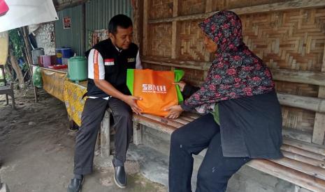 Laznas BMH  Perwakilan DI Yogyakarta menyalurkan paket sembako untuk para keluarga dhuafa di wilayah DI Yogakarta, Selasa (24/1/2023)). Program Keluarga Berkah itu dilaksanakan setiap bulan.