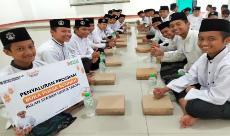 Laznas BMH  Perwakilan Jawa Timur mendistribusikan 14.444 paket berbuka puasa  di 24 pesantren binaan, selama Ramadhan 1444 H.