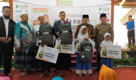 Laznas BMH Perwakilan Jawa Timur menyalurkan paket pendirikan untuk guru dan murid.