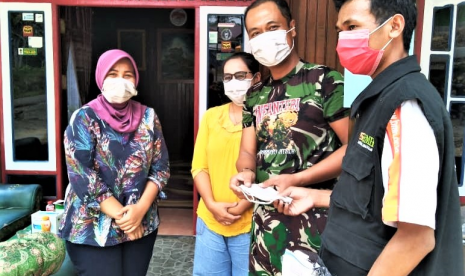 Laznas BMH Perwakilan Kaltim memberikan bantuan masker kepada korban bencana asap.