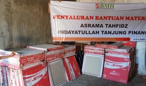 Laznas BMH Perwakilan Kepulauan Riau memberikan bantuan material untuk pembangunan asrama Pesantren Tahfizhul Quran Hidayatullah Tanjung Pinang.