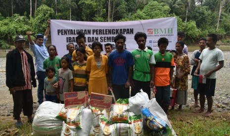 Laznas BMH Perwakilan Maluku Utara menyamoaikan bantuan logistik untuk mualaf Suku Togutil.