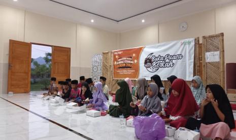 Laznas BMH Perwakilan NTB menggelar Buka Puasa Berkah bersama anak yatim dan santri di empat lokasi di Lombok, Senin (18/4).