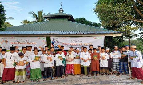 Laznas BMH Perwakilan Raiu menggelar acara buka puasa bersama dan memberikan kado Alquran kepada Para pengurus dan sekira 200 santri putra dan putri  Pondok Pesantren Tahfidz Hidayatullah Karimun.