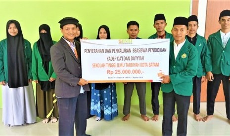 Laznas BMH Perwakilan Riau menyerahkan beasiswa pendidikan kader dai dan daiyah di Batam.