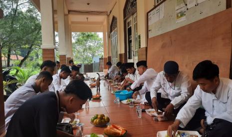 Laznas BMH Perwakilan Sumatera menyalurkan nasi bungkus dan buah segar kepada santri tahfidz dan jamaah shalat di Medan dan sekitarnya  pada Jumat (23/12/2022).