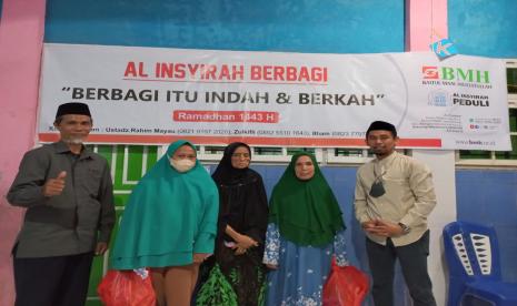 Laznas BMH sinergi bersama Yayasan Sekolah Islam Al-Insyirah membagikan Paket Berkah Ramadhan kepada  masyarakat yang membutuhkan di Biringkanayya, Perumahan Mangga 3, Kota Makassar, Sulawesi Selatan, Kadir, Sabtu  (23/4).