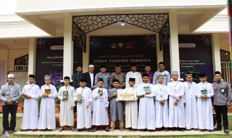 Laznas BMH Sumut menandatangani Memorandum of Understanding (MoU) program beasiswa senilai Rp 30 juta  untuk santri tahfidz dan Sekolah Dai, Ahad  (25/12/22).