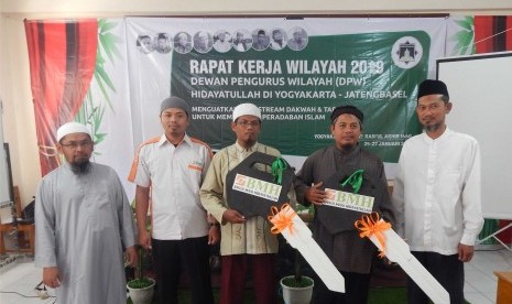 Laznas BMH Yogyakarta menyerahkan bantuan sepeda motor kepada Dai Tangguh.