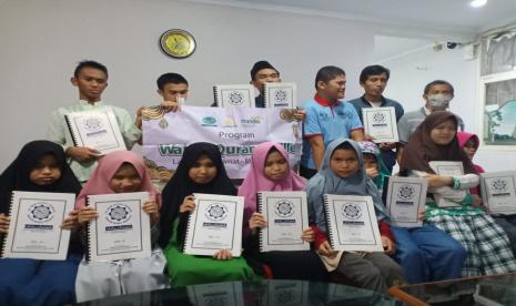 Laznas BSM Umat menyalurkan Alquran Braille kepada tuna netra.