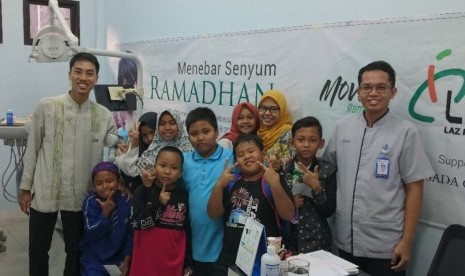 Laznas LMI bersama Klinik PHC Banjarmasin melaksanakan kegiatan cuci karang gigi gratis.