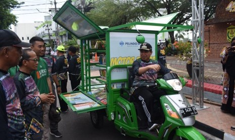 Laznas LMI Kalimantan Selatan memberi kado ulang tahun kepada Kota Banjarmasin berupa motor pintar, sebuah kendaraan roda tiga yang didesain untuk mengangkut ratusan buku.