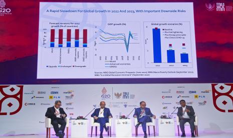 Lead Economist World Bank Group Habib Rab (kanan) memaparkan materinya disaksikan mantan Menteri Keuangan Indonesia (2010-2013) Agus Martawardojo (kedua kanan) dan mantan Menteri Keuangan Indonesia (2013-2014) Muhamad Chatib Basri (kedua kiri) saat sesi diskusi pandangan ekonomi makro (macro economic outlook session) State-Owned Enterprises (SOE) International Conference di Bali Nusa Dua Convention Center (BNDCC), Bali, Selasa (18/10/2022). Sesi diskusi pandangan ekonomi makro tersebut mengangkat tema Indonesia