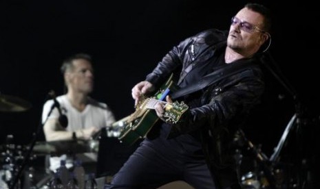 Lead singer Bono of the rock band U2 performs during the opening night of the North American leg of their 360 degree tour at Soldier Field in Chicago, in this file photo taken September 12, 2009. 