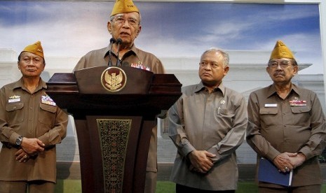 Leader of Indonesian Veteran Legion,  Lieutenant General (ret) Rais Abin (second from left) delivers his message after meeting President Susilo Bambang Yudhoyono in Jakarta, Tuesday.  