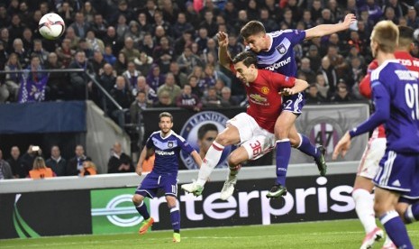 Leander Dendoncker saat menyudul bola ke gawang Manchester United, Jumat (14/4) dinihari WIB.  