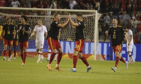 Leander Dendoncker (tengah kanan) dan Toby Alderweireld dari Belgia merayakan gol ke gawang Polandia dalam laga UEFA Nations League di Brussels, Kamis (9/6/2022) dini hari WIB.