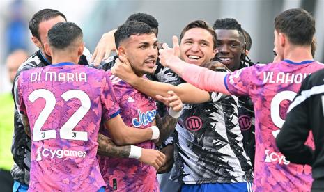 Leandro Paredes (tengah) menjadi pahlawan Juventus saat bertemu Lecce pada giornata ke-33 Serie A musim ini. Juve unggul tipis 2-1 atas Lecce di Stadion Allianz, Turin, dalam laga yang berakhir pada Kamis (4/5/2023) dini hari WIB.