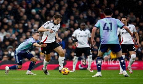 Leandro Trossard dari Arsenal (kiri) beraksi melawan Sander Berge dari Fulham (kedua dari kiri) selama pertandingan sepak bola Liga Primer Inggris di Craven Cottage, London, Inggris, Ahad 8 Desember 2024. 