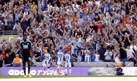 Leandro Trossard dari Brighton and Hove Albion merayakan mencetak gol ketiga tim mereka dalam pertandingan di depan para penggemar selama pertandingan sepak bola Liga Premier Inggris antara Brighton & Hove Albion dan Leicester City di The Amex Stadium, Brighton, Inggris, Ahad, 4 September, 2022. 