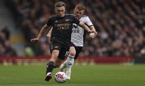 Leandro Trossard (depan) menggiring bola dalam pertandingan Liga Primer Inggris kontra Southampton.