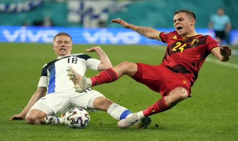 Leandro Trossard (kanan) dari Belgia beraksi melawan Jere Uronen dari Finlandia selama pertandingan sepak bola babak penyisihan grup B UEFA EURO 2020 antara Finlandia dan Belgia di St.Petersburg, Rusia, 21 Juni 2021.