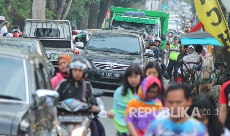 Lebaran hari ke dua, kepadatan lalu lintas tampak di jalur alternatif Lembang-Bandung, Jalan Maribaya, Kecamatan Lembang, Kabupaten Bandung Barat, Sabtu (16/6). 