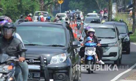 Lebaran hari ke dua, kepadatan lalu lintas tampak di jalur Lembang-Subang, Kabupaten Subang, Sabtu (16/6). 