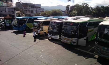 Lebaran hari kedua, Terminal Cicaheum sepi, Senin (26/6). Penumpang yang ada, hanya penumpang lokal yang akan bersilaturahim ke daerah sekitar Bandung.