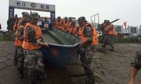 Lebih dai 10 kapal dikerahkan membantu upaya penyelamatan kapal feri yang tenggelam di Sungai Yangtze, Cina.