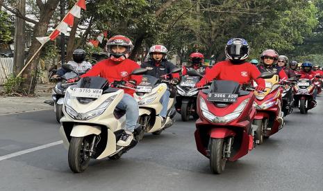 Lebih dari 1.000 bikers Honda PCX melakukan kegiatan kebangsaan di seluruh pelosok Negeri bertajuk kegiatan “Convoy Merdeka,” 