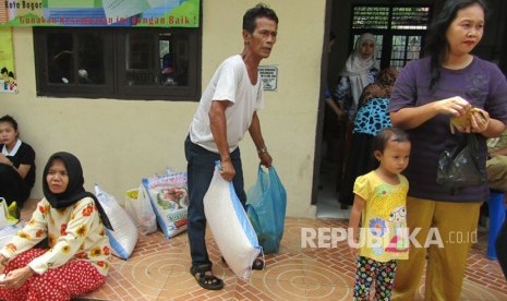 Keluarga penerima manfaat bantuan pangan (ilustrasi) 