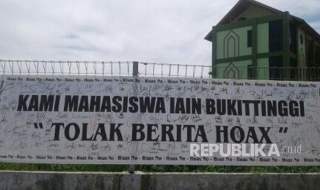 Lebih dari 100 mahasiswa IAIN Bukittinggi membubuhkan tanda tangan di atas poster bertuliskan Kami Mahasiswa IAIN Bukittinggi Tolak Berita Hoaks. Aksi mahasiswa pada Jumat (16/3) pagi tadi bertepatan dengan digelarnya jumpa pers oleh rektorat terkait polemik cadar. 