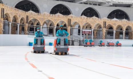 Masjidil Haram Disterilisasi dengan Teknik Mutakhir. Lebih dari 3,500  pekerja membersihkan dan mensterilkan Masjidil Haram setiap hari.