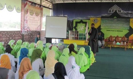 lebih dari 600 calon bidang al faatih kaaffah nusantara (afkn) mengikuti seminar parenting di pesantren nuu waar