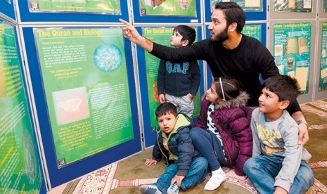 Lebih dari 700 orang datang ke Masjid Jamia, Inggris, untuk melihat pameran yang memperkenalkan tentang Islam